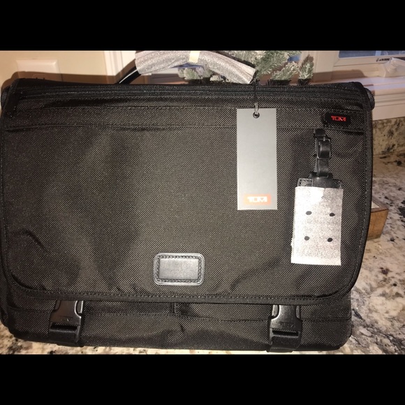 tumi corporate collection messenger